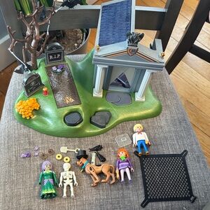 Playmobil SCOOBY-DOO Adventure In the Cemetery #70362 nearly complete